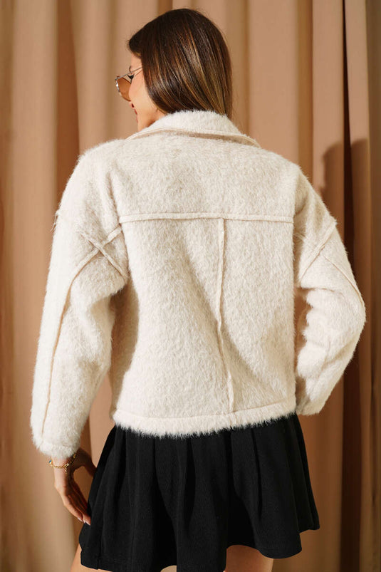 جاكيت قصير بيج اللون بجيوب مزدوجة على الصدر وتصميم ملتحي