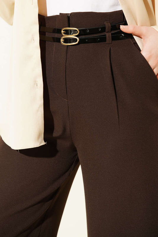 Doppelt schmaler Gürtel, weit geschnittene Hose, Kaffee-Farbe
