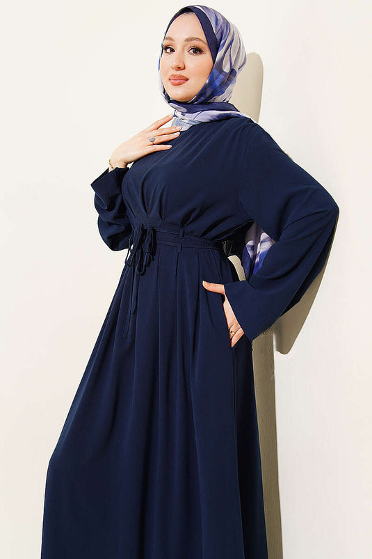 Kleid mit doppeltem Gürtel und Abnähern, Marineblau