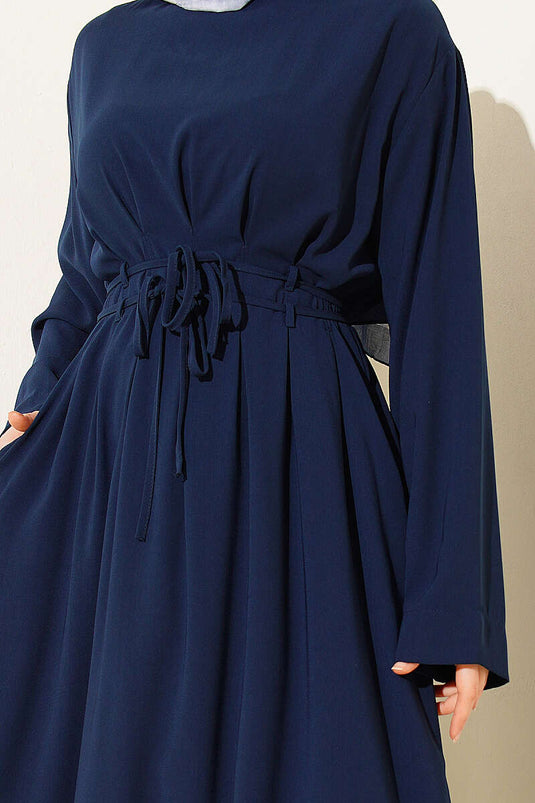 Kleid mit doppeltem Gürtel und Abnähern, Marineblau