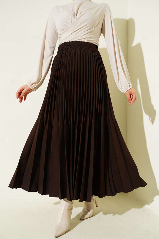 Jupe marron à double plis avec ceinture élastique à la taille