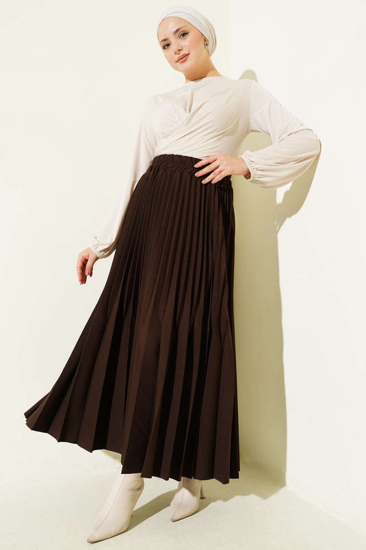 Jupe marron à double plis avec ceinture élastique à la taille