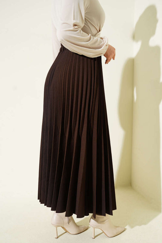 Jupe marron à double plis avec ceinture élastique à la taille