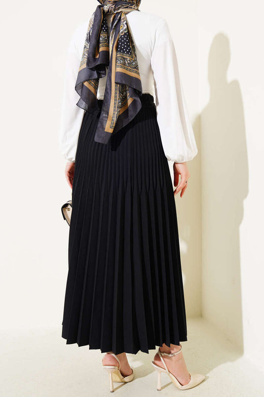 Schwarzer Rock mit doppelter Kellerfalte und elastischem Bund