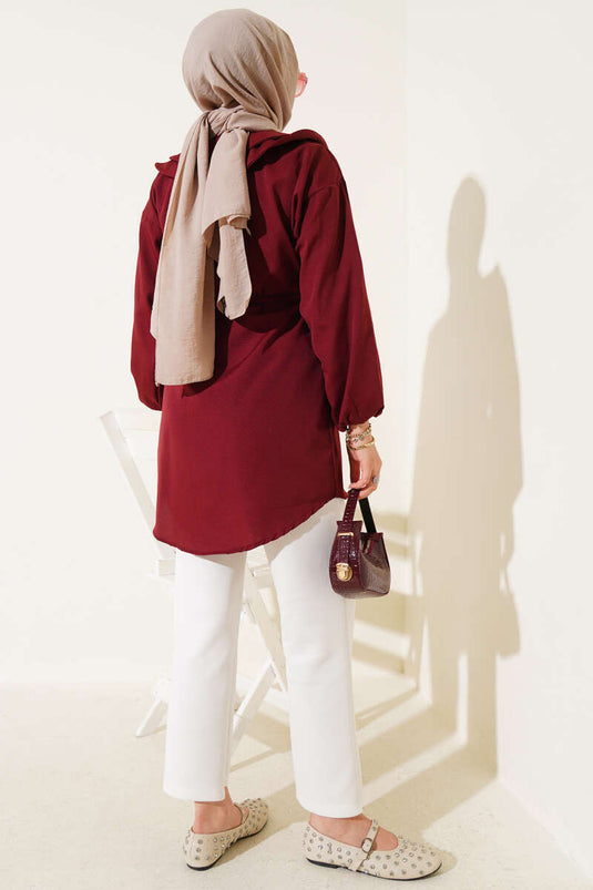 Chemise bordeaux à double col avec ceinture à cordon