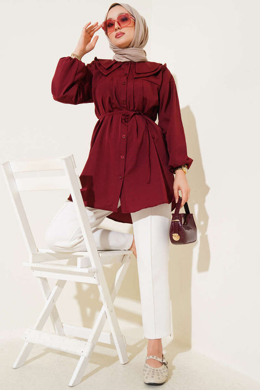 Chemise bordeaux à double col avec ceinture à cordon