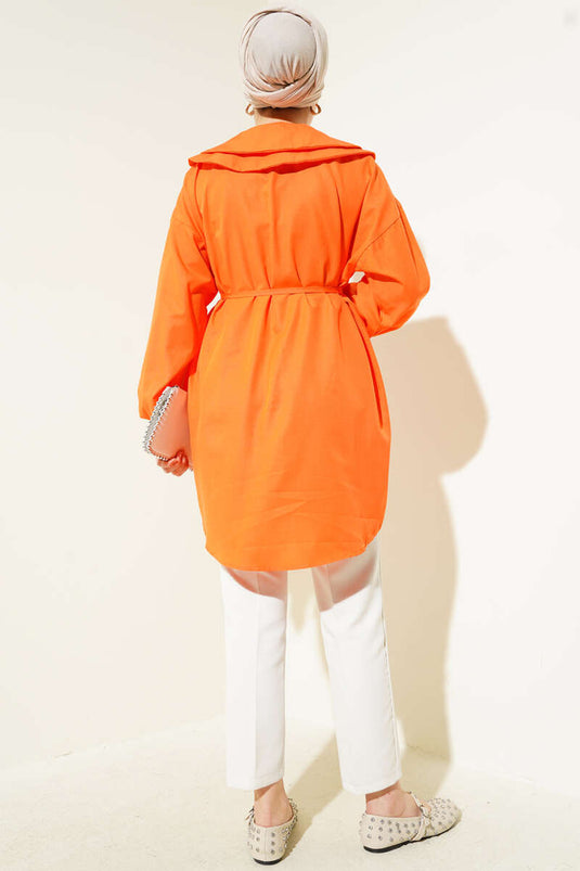 قميص برتقالي اللون بياقة مزدوجة وحزام برباط