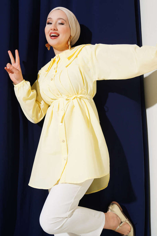 Camisa amarilla con cinturón y cuello doble