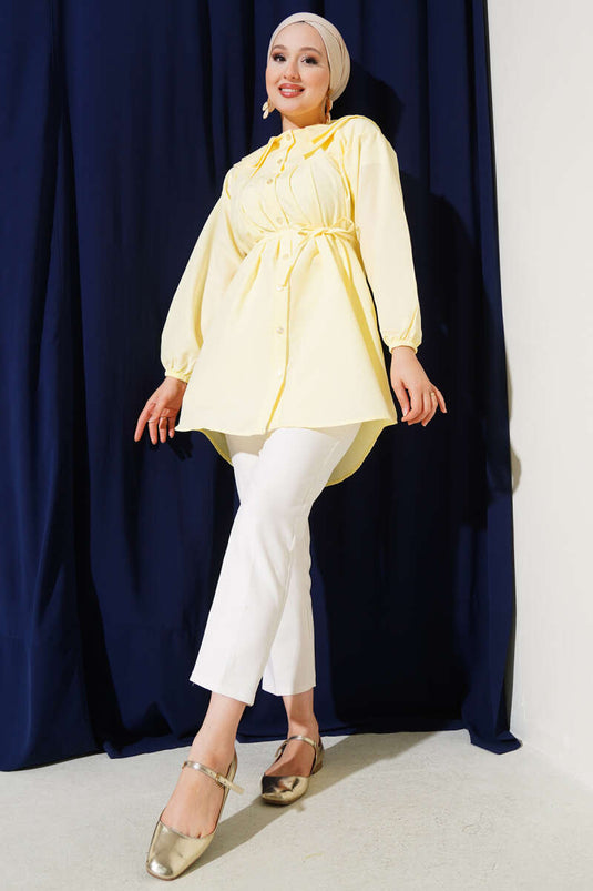 Camisa amarilla con cinturón y cuello doble