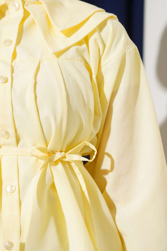 Camisa amarilla con cinturón y cuello doble