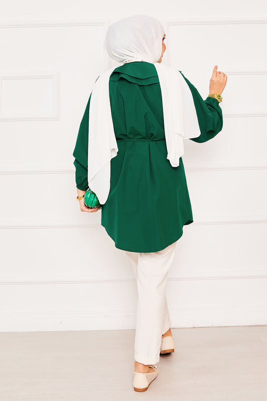 قميص حجاب ذو ياقة مزدوجة وخصر مربوط باللون الزمردي