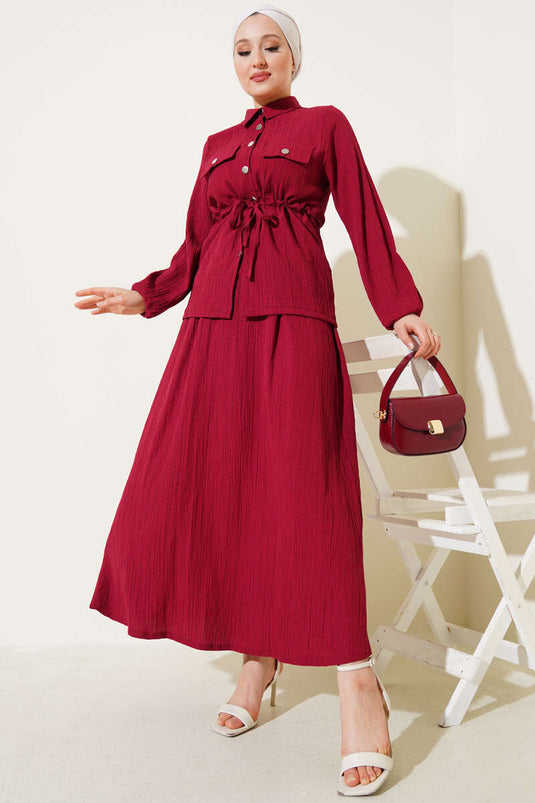Costume deux pièces à jupe tunnel et boutons-pression, rouge bordeaux