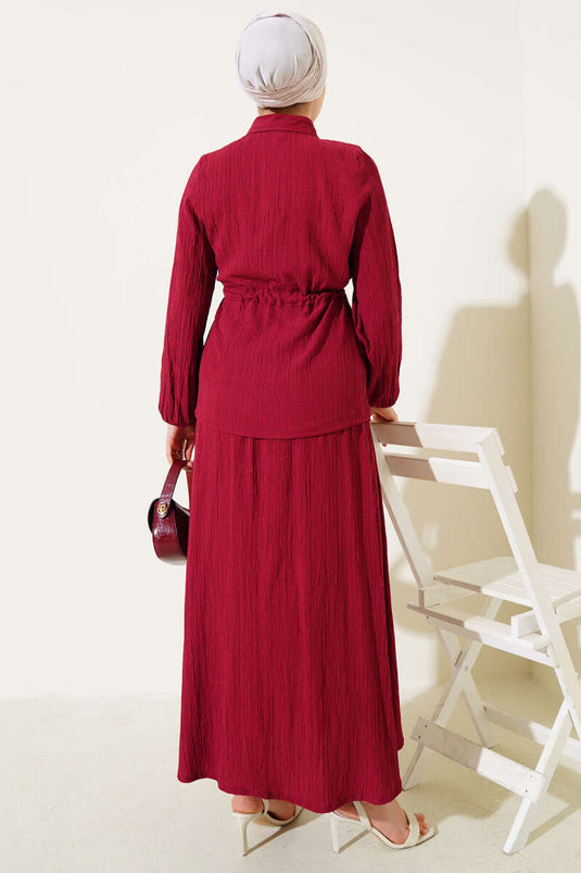 Costume deux pièces à jupe tunnel et boutons-pression, rouge bordeaux