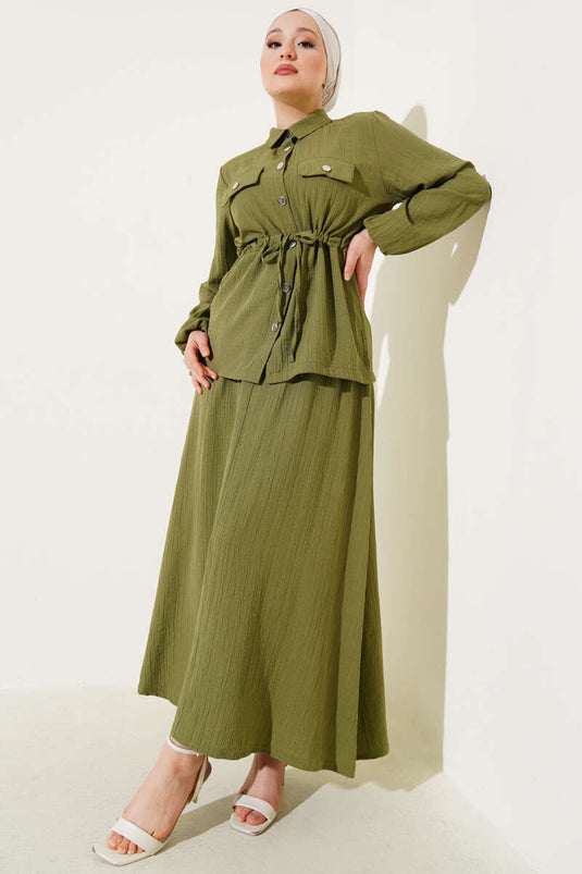 بدلة من قطعتين مع تنورة وأزرار كبس على الخصر باللون الكاكي