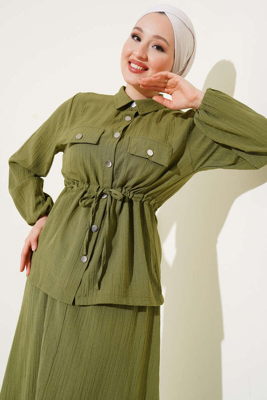 بدلة من قطعتين مع تنورة وأزرار كبس على الخصر باللون الكاكي