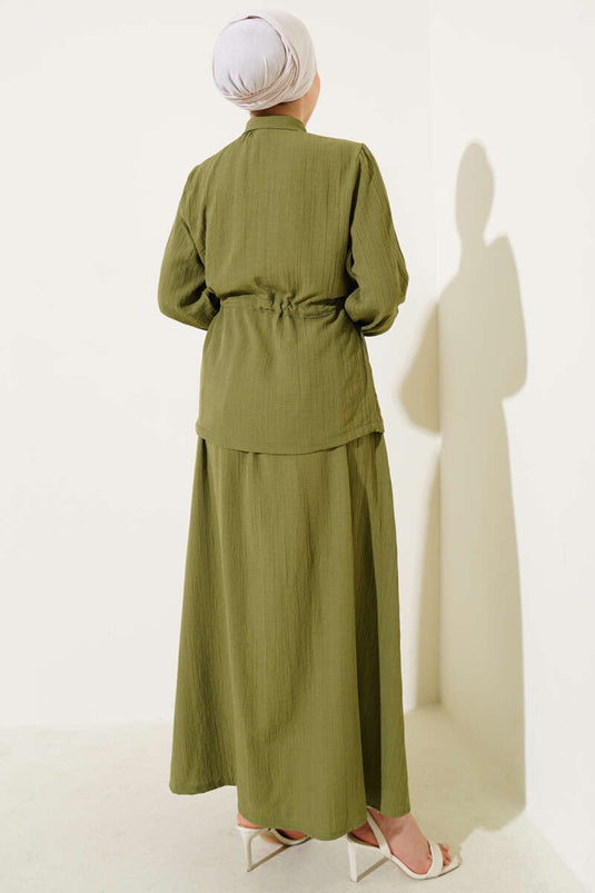 بدلة من قطعتين مع تنورة وأزرار كبس على الخصر باللون الكاكي