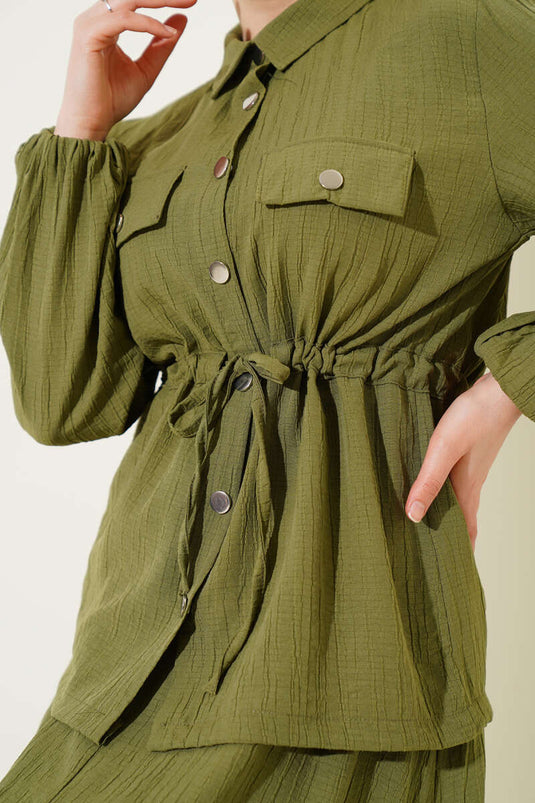 بدلة من قطعتين مع تنورة وأزرار كبس على الخصر باللون الكاكي