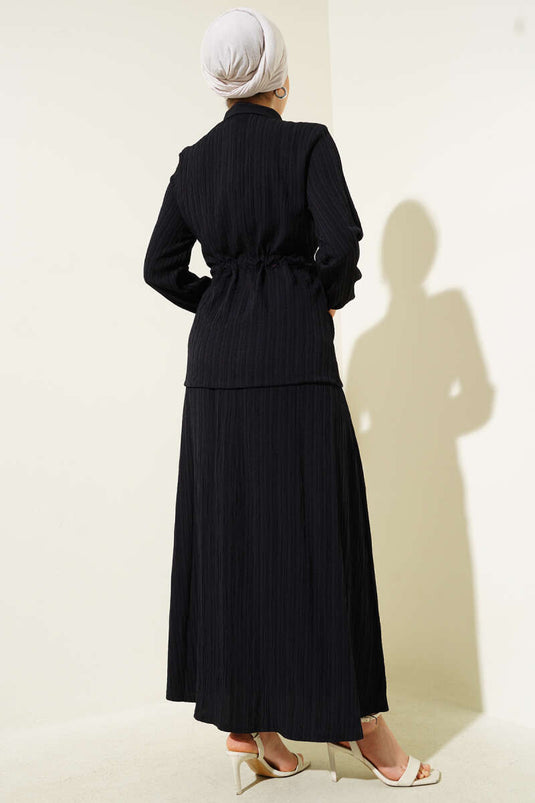 بدلة سوداء من قطعتين مع تنورة وأزرار كبس على الخصر