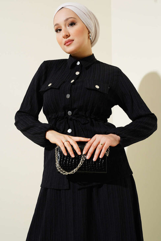 بدلة سوداء من قطعتين مع تنورة وأزرار كبس على الخصر