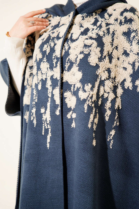 Poncho en maille à capuche et boutons-pression indigo