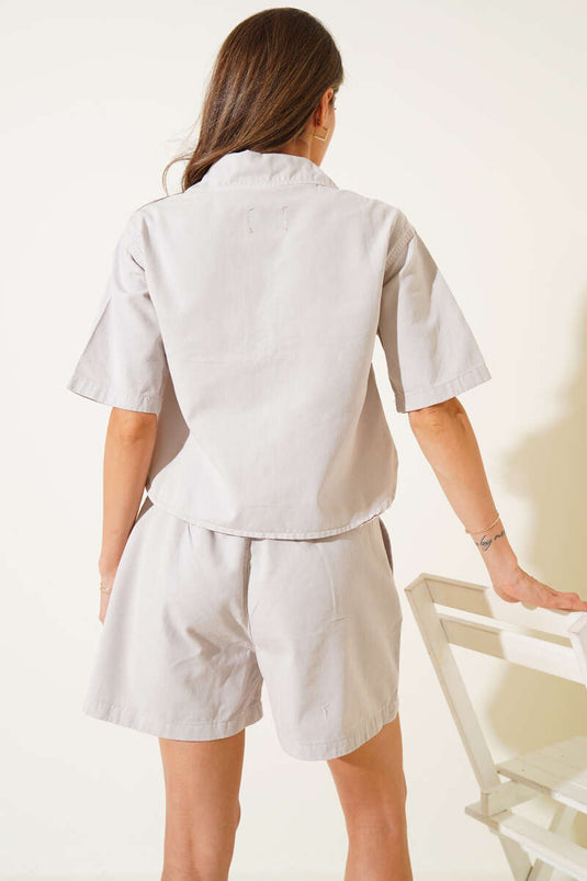 Ensemble deux pièces short en jean beige à boutons-pression