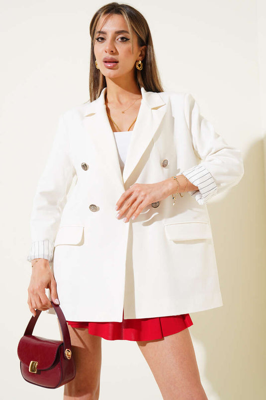 سترة بليزر مخططة بأربعة أزرار باللون الأبيض