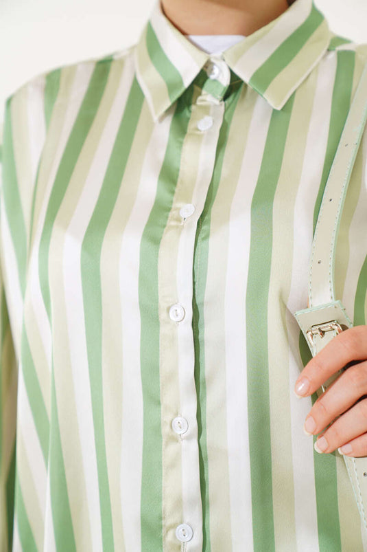 قميص ساتان مخطط باللون الأخضر اللوزي