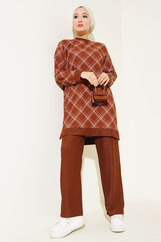 Line Pattern Slit Detail Two-Piece Set Brown