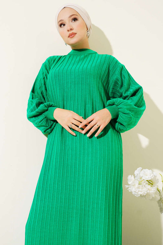 فستان أخضر محبوك بأكمام بالون وتفاصيل مخططة