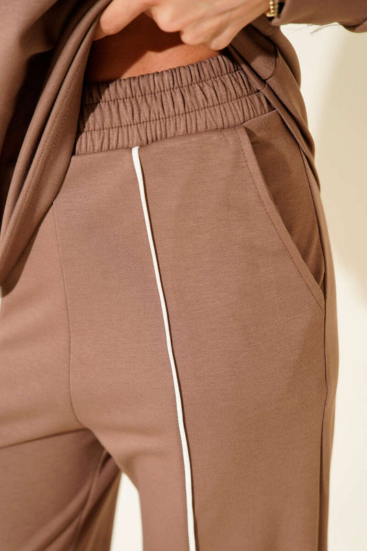 طقم من قطعتين بياقة دائرية وتفاصيل مخططة باللون البني الفاتح