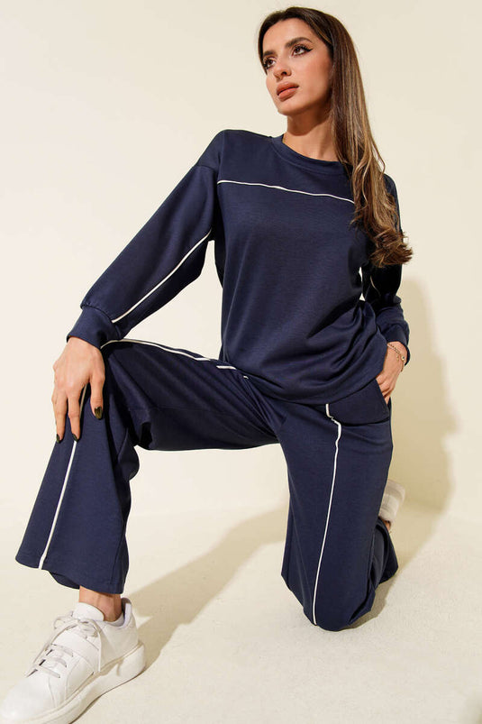 طقم من قطعتين بياقة دائرية وتفاصيل مخططة، باللون الأزرق الداكن