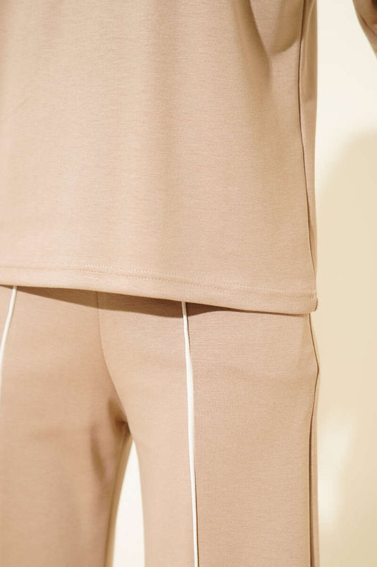 طقم قطعتين بياقة دائرية وتفاصيل مخططة، لون لاتيه