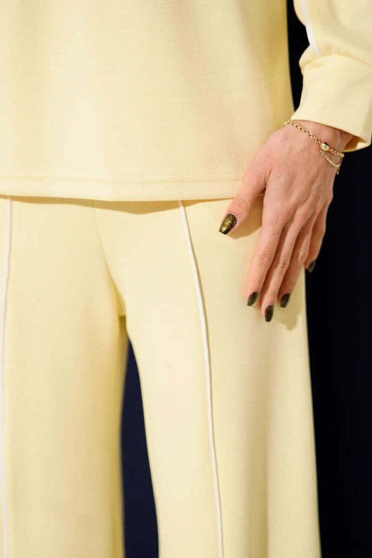 طقم من قطعتين بياقة دائرية وتفاصيل مخططة، لون أصفر