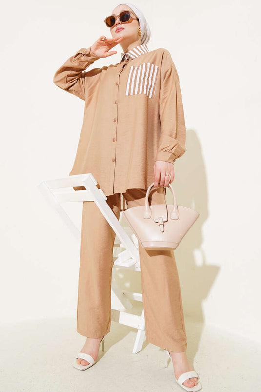 Ensemble deux pièces avec chemise à poches rayée et détaillée, couleur café au lait