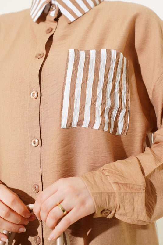 Ensemble deux pièces avec chemise à poches rayée et détaillée, couleur café au lait