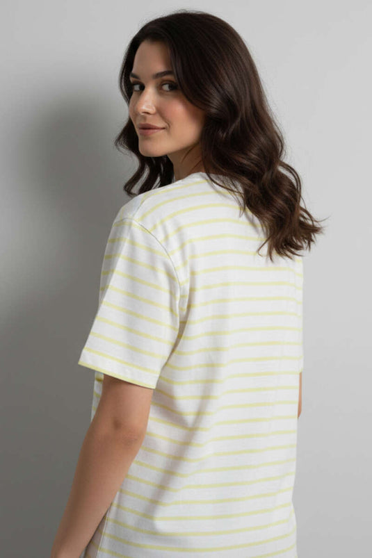 قميص واسع الحجم بتفاصيل خطوط باللون الأصفر