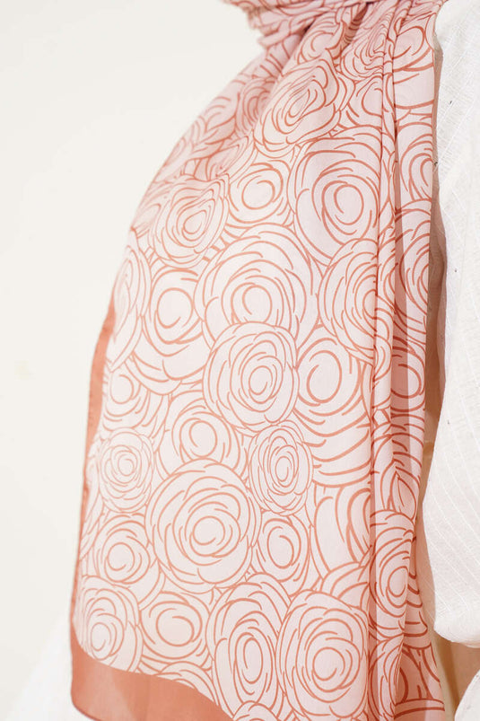 شال ناعم بنقشة وردة مخططة بلون السلمون