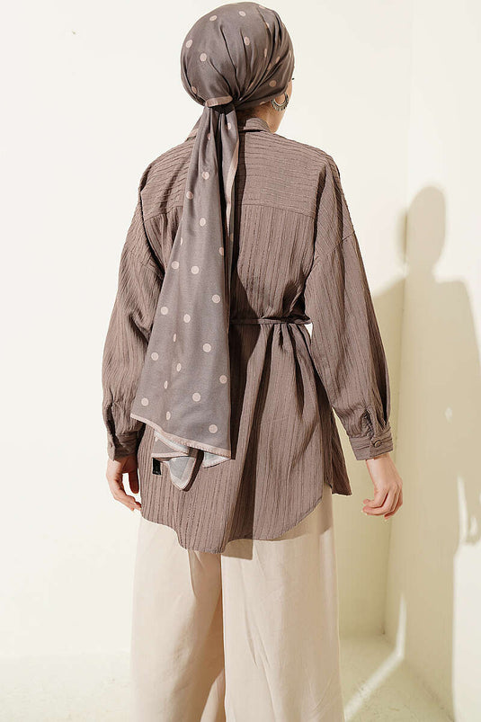 Camicia oversize con cintura a corda e motivo a righe in rilievo, colore visone
