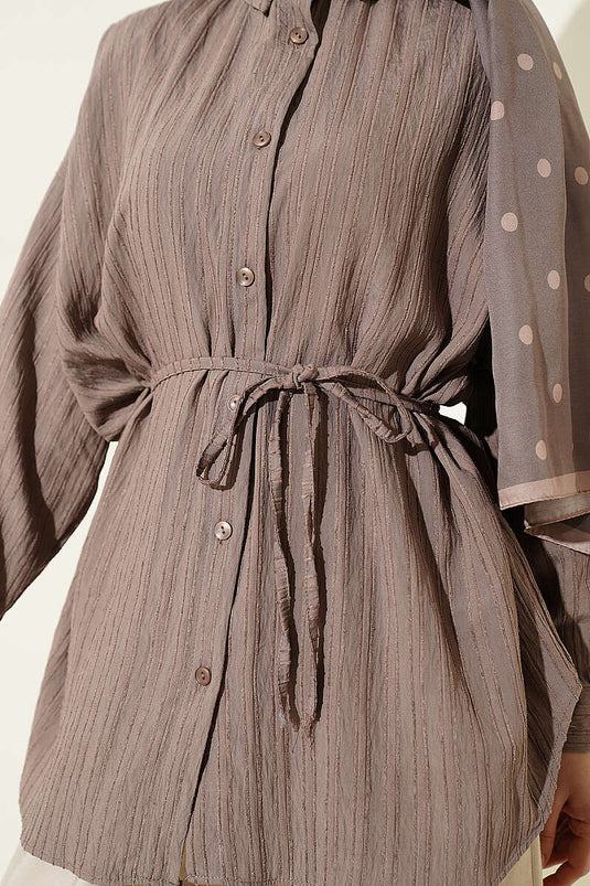 Camicia oversize con cintura a corda e motivo a righe in rilievo, colore visone