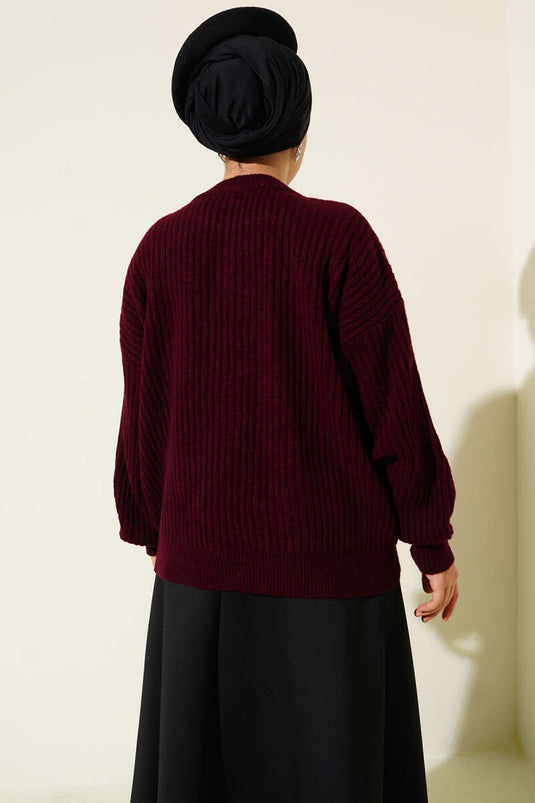 سترة محبوكة مخططة منقوشة باللون العنابي