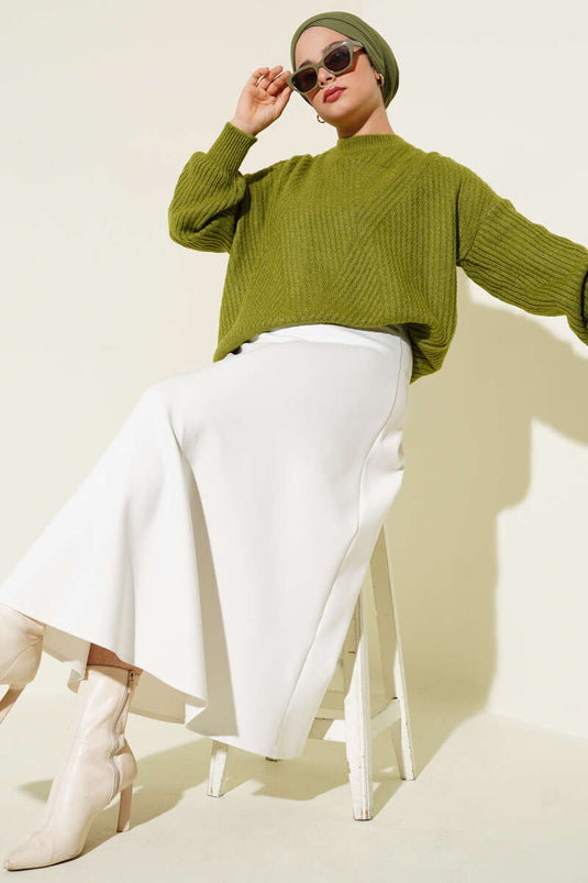 سترة محبوكة مخططة منقوشة باللون الأخضر الزيتي