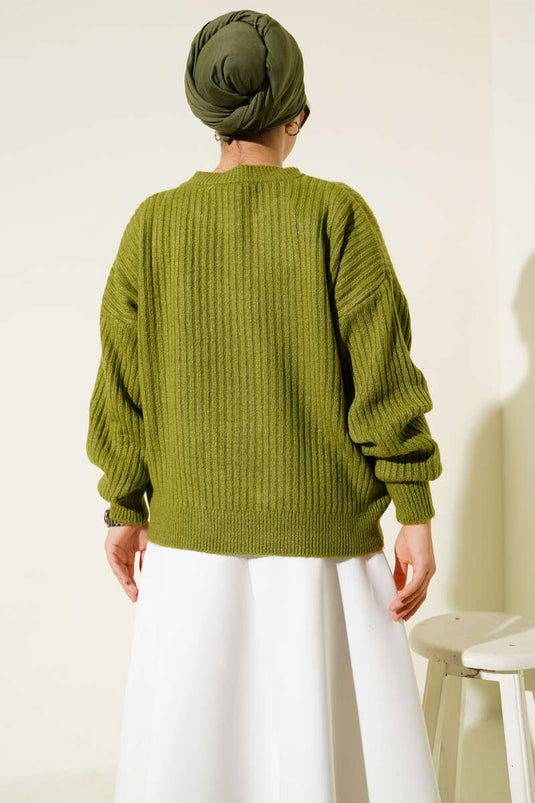 سترة محبوكة مخططة منقوشة باللون الأخضر الزيتي