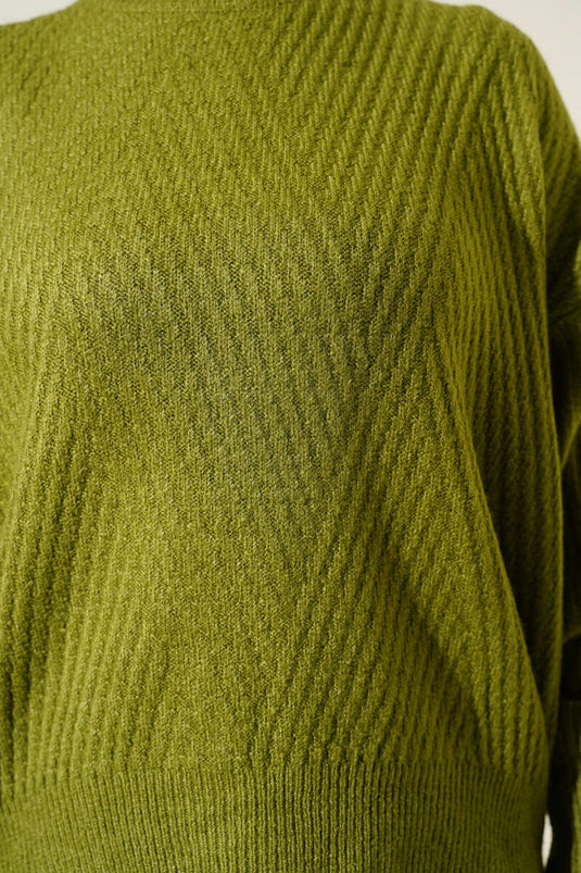 سترة محبوكة مخططة منقوشة باللون الأخضر الزيتي