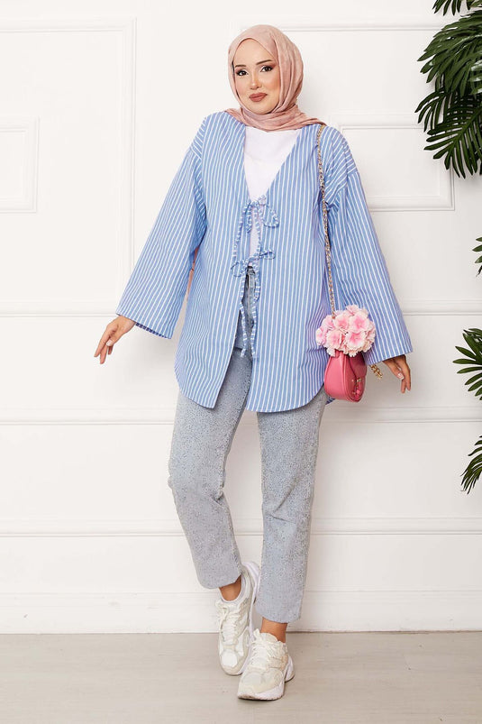 Kimono bleu à rayures et détails en dentelle