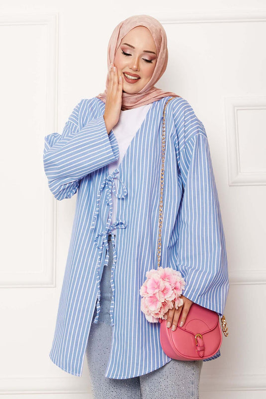 Kimono bleu à rayures et détails en dentelle