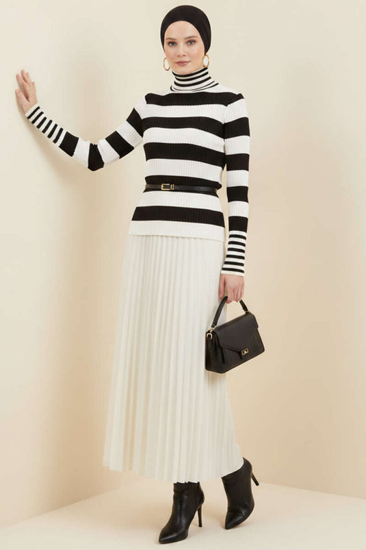 سترة محبوكة مخططة ذات ياقة مدورة ومفصلة باللون الأسود