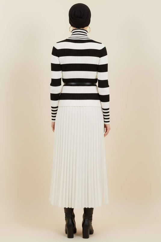 سترة محبوكة مخططة ذات ياقة مدورة ومفصلة باللون الأسود