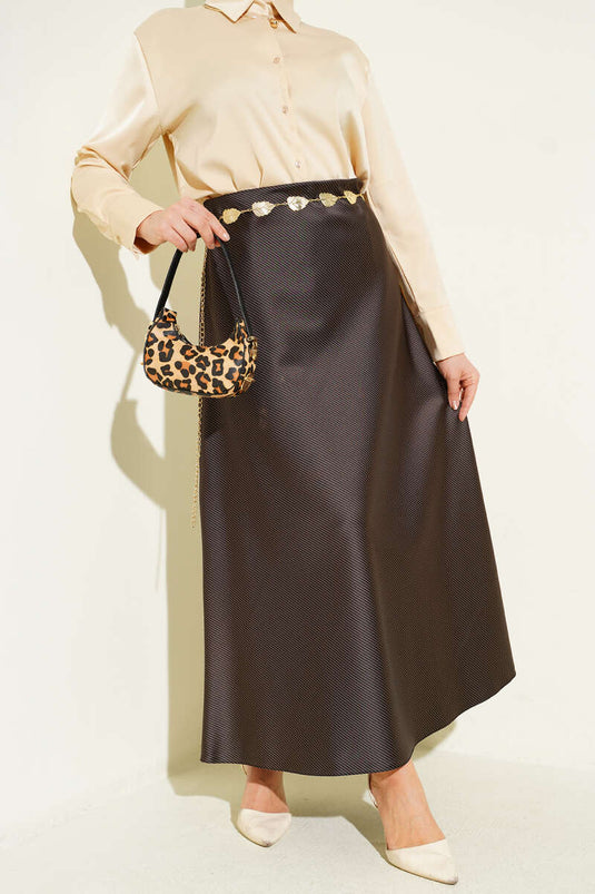 Falda de satén con cintura elástica y rayas color café
