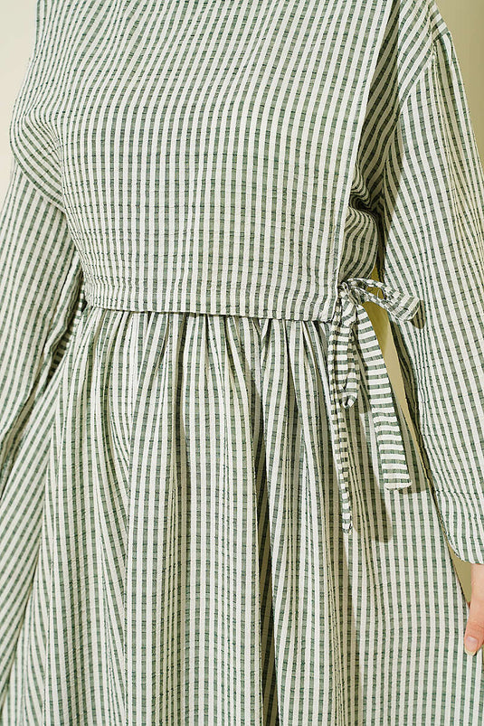 Vestito con dettaglio gilet a righe e vita elasticizzata verde kaki