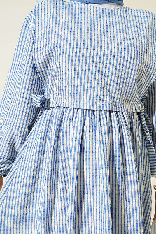 Robe indigo à taille élastique avec détail de gilet rayé